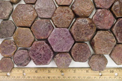 Vista 3 de Fantasia Materiales: Rubí grande de 1 libra en forma hexigonal natural piedras ásperas de la India