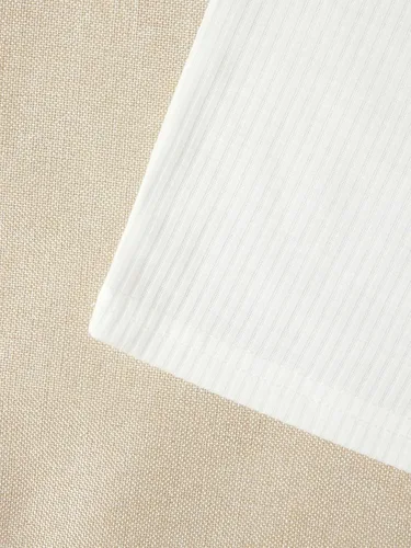 Vista 3 de OYOANGLE Conjunto de 2 piezas para niña con diseño gráfico de malla, manga de mariposa, ribete de volantes, camiseta y pantalones cortos con lazo