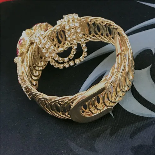 Vista 2 de CdyBox Reloj de pulsera de cuarzo con tachuelas de diamantes para mujer, reloj de pulsera de aleación abierta de moda