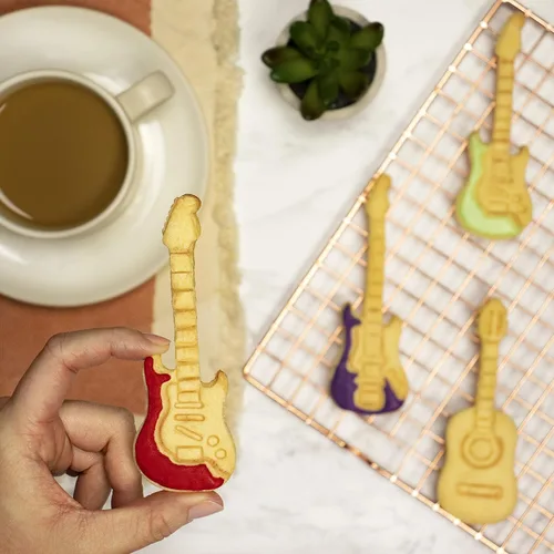 Vista 4 de Juego de 3 cortadores de galletas de guitarra (diseños: acústico, eléctrico, bajo), 3 piezas - Bakerlogy