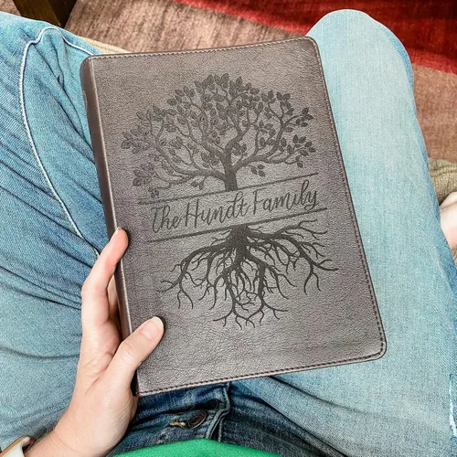 Vista 3 de Biblia de diario ESV con nombre de familia personalizado, ilustración de árbol con apellido personalizado y fecha incluidos en el diseño