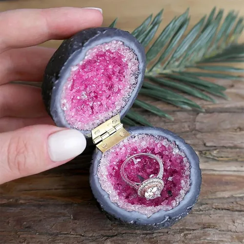 Vista 5 de ZXYWW Crystal Geode, caja redonda para anillos de cuarzo con geoda de ágata, organizador de joyas para mujeres y niñas, recuerdo de boda, arco iris