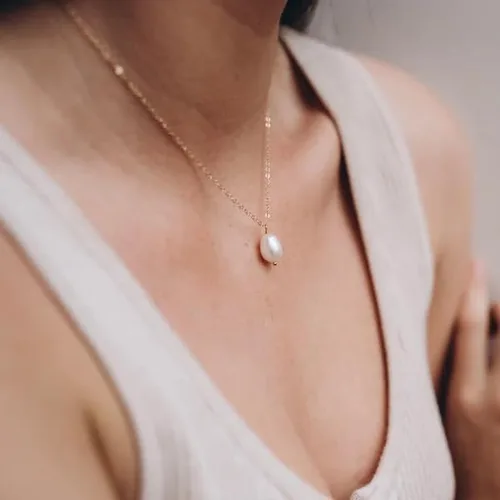 Vista 3 de BRAYEG Collar de perlas de oro de 14 quilates para mujer, delicados collares con colgante de perlas de oro ajustables simples collares de perlas