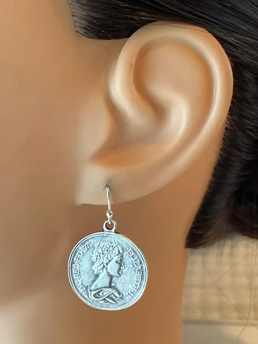 Vista 5 de Abalorio de moneda de aspecto vintage en pendientes de plata de ley