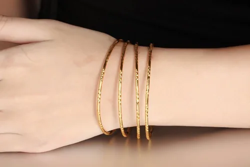 Vista 2 de Juego de 4 pulseras redondas de acero inoxidable con textura múltiple de tono dorado para mujeres y niñas Acero inoxidable