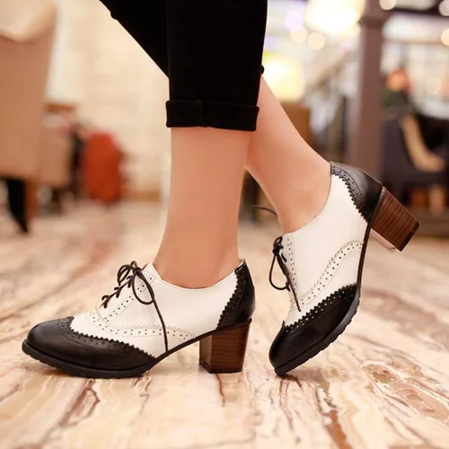 Vista 5 de Zapatos de vestir para mujer con punta de ala de Oxford, dos tonos, perforados con cordones