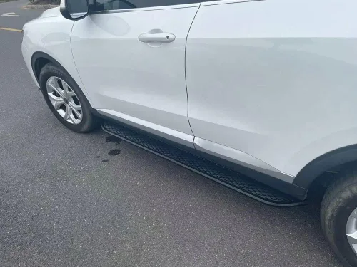 Vista 4 de Estribos negros con escalón lateral Nerf Bar para Nissan X-Trail Rogue T33 2021-2023
