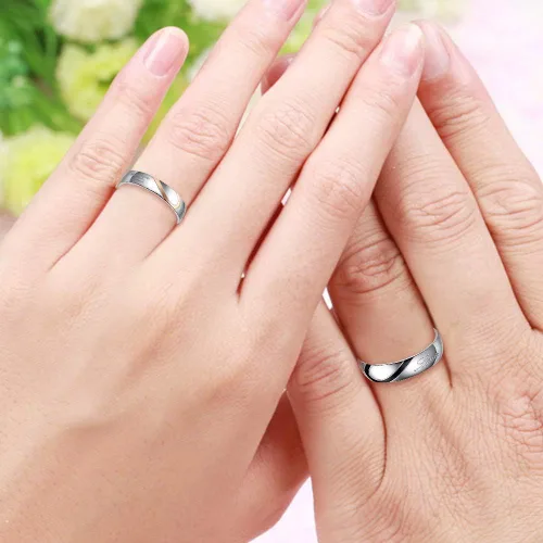 Vista 2 de Uloveido Anillos de compromiso de boda de acero inoxidable de titanio para parejas, grabados, amor real Y552