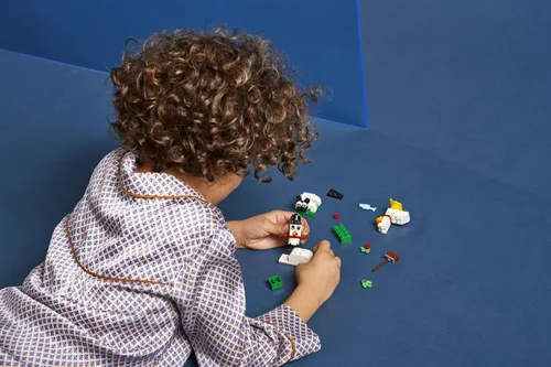 Vista 6 de LEGO Classic Creative White Bricks 11012 Kit de construcción; juego de construcción de juguetes para juego creativo con 3 ideas de construcción