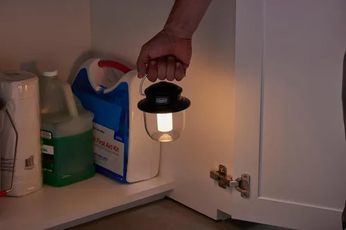 Vista 2 de Linterna LED recargable Coleman Classic 800L, linterna resistente a impactos y al agua con asa de mosquetón y puertos de carga, ideal para acampar