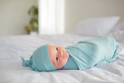 Vista 7 de Copper Pearl - gorro de bebé con nudo superior elástico suave