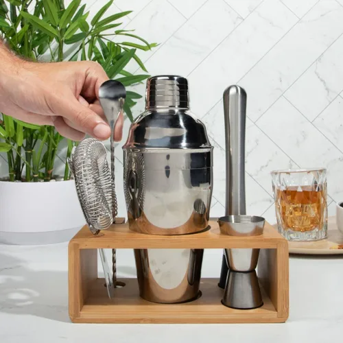 Vista 2 de Juego de coctelera prémium con soporte de bambú, kit de herramientas de barra de 4 piezas, juego de barman de acero inoxidable con coctelera