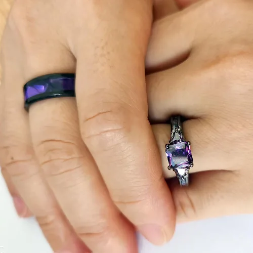 Vista 3 de XAHH Anillos para parejas para él y ella, chapado en oro negro, anillo de boda de promesa para mujer, circonita cúbica púrpura, circonita cúbica