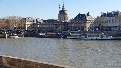 Vista 4 de VR París Bus Tour - Francia Acceso Instantáneo