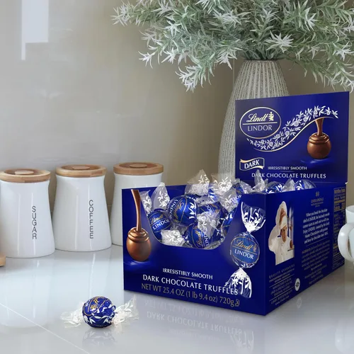 Vista 2 de Lindt Trufas de chocolate Lindor, Chocolate oscuro, ideal para regalos navideños, 60 unidades (Paquete de 1)