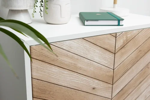 Vista 3 de d-c-fix Papel adhesivo autoadhesivo de grano de madera de cheurón, impermeable y extraíble, vinilo decorativo para cocina, encimeras, armarios, 26.5