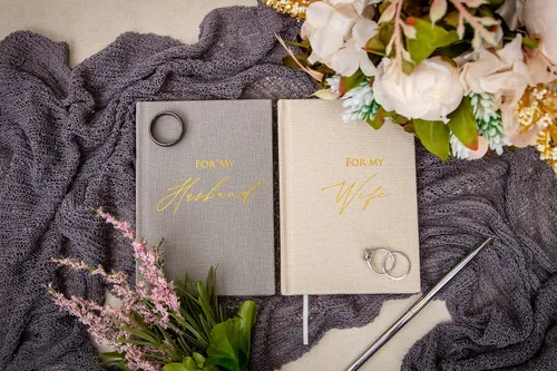 Vista 8 de MUUJEE Libros de Votos de Tapa Dura (Juego de 2) – Libros de Discursos de Ceremonia de Boda con Relieve de Papel Metalizado para Renovación