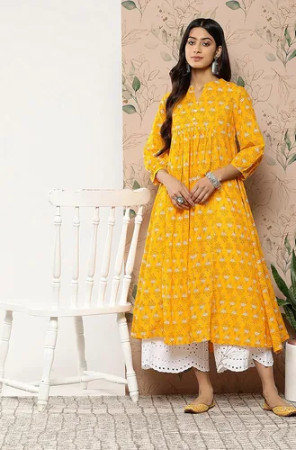 Vista 3 de Janasya Kurta acampanada con estampado botánico de algodón mostaza indio para mujer