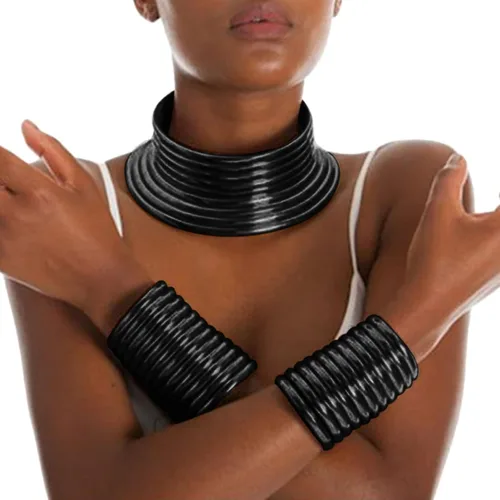 Vista 2 de Gargantilla africana con peto y cuello de cuero dorado gargantilla de cuello largo tribal nacional collar grueso joyería para mujeres y niñas juego