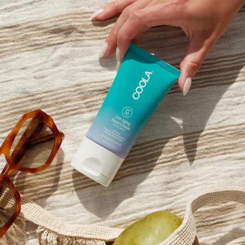 Vista 5 de COOLA Crema de manos antienvejecimiento con SPF 30, protector solar probado por dermatólogos, mantequilla de semillas de mango, vitamina E, árnica