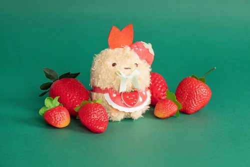 Vista 7 de SUMIKKOGURASHI EBI San-X Original Strawberry Series Llavero, Ebi