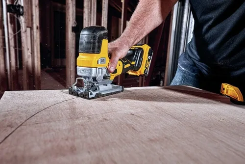 Vista 4 de DEWALT Paquete de sierra caladora de 20 V MAX (DCS335B) y lijadora orbital (DCW210B)