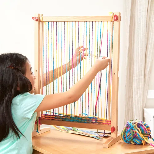 Vista 8 de Melissa & Doug Telar de tejido de madera para manualidades múltiples: marco extragrande (22.75 x 16.5 pulgadas)