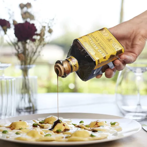 Vista 3 de Giusti 4 Medallas de Oro Vinagre Balsámico de Módena Caja - 8.45 fl oz