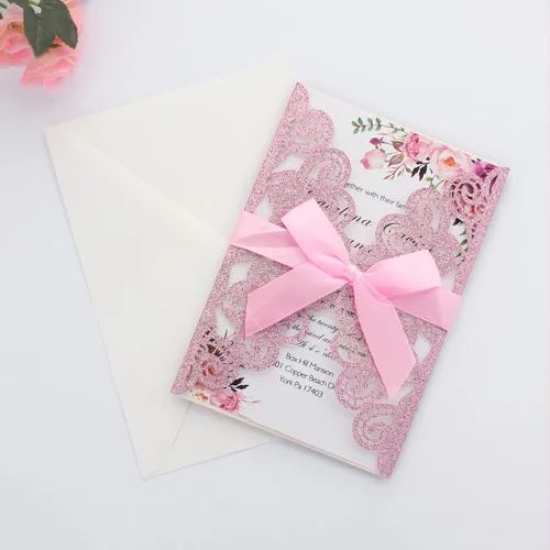 Vista 4 de 50 invitaciones de boda con sobres y tarjetas Rsvp invitaciones de corte láser con purpurina rosa con cintas rosas para invitaciones de compromiso