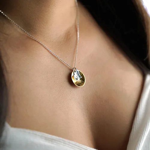 Vista 4 de Sentimentally Close - personalizado collar con recordatorio Dispone de 2 iniciales en un disco de plata de ley corazón encanto y un nombre