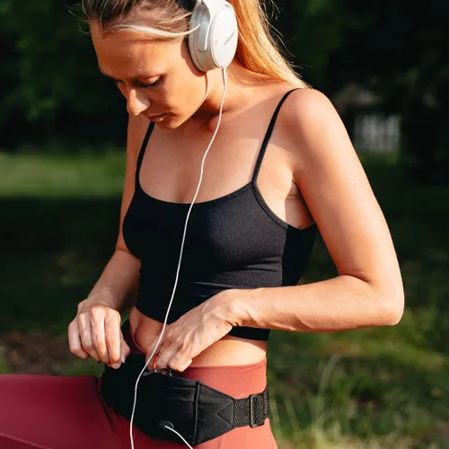 Vista 5 de Waterfly Riñonera Running Sport 3.0 Negra Unisex Licra 1L con Reflectantes y Salida Auriculares