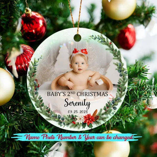 Vista 2 de Adorno de Navidad de la segunda Navidad del bebé 2026, marco de fotos de corona, adorno de segunda Navidad para papá, mamá, nombre de bebé