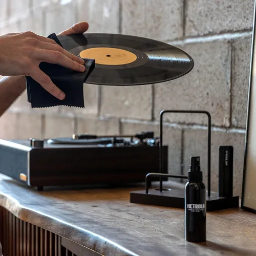 Vista 6 de Victrola 'The Kit' - Un kit de limpieza de discos de vinilo, funciona como soporte de discos, incluye cepillo antiestático, solución de limpieza