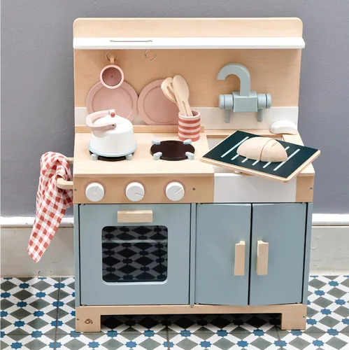 Vista 9 de Tender Leaf Toys Mini Chef Home Kitchen – Cocina de madera totalmente equipada con accesorios para cocinar – Desarrolla habilidades sociales