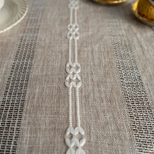 Vista 4 de Gernaice Mantel bordado de rayas rústicas con borlas cuadradas y pequeñas de algodón y lino, sin arrugas, lavable, para mesita de noche, café, Marrón