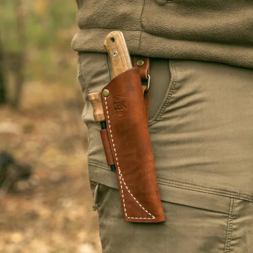 Vista 9 de BPSKNIVES Bushmate 2.0 Diseñado por DBK - Cuchillo Bushcraft - Cuchillo de acero al carbono de hoja fija con funda de cuero y encendedor de fuego