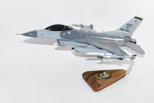 Vista 2 de Lockheed Martin F-16 Fighting Falcon®, escuadrón de prueba y evaluación 422d, modelo a escala de caoba de 18 pulgadas