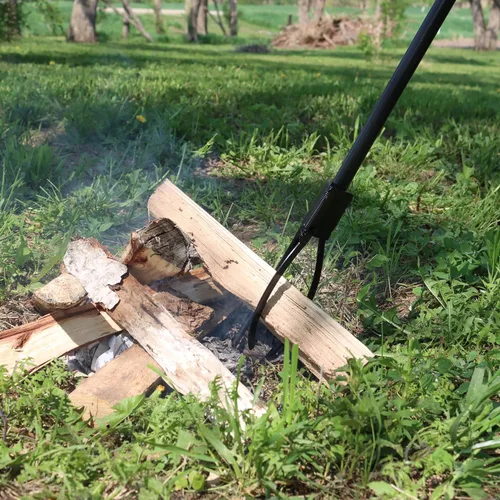 Vista 2 de Redneck Convent Pinzas de póquer para troncos de alta resistencia con mango de resorte y 3 puntas, 36 pulgadas, coloca madera en la chimenea