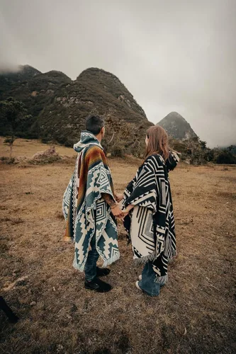 Vista 3 de Alpaca ponchos for men and women, handmade with the best alpaca wool material by Ecuadorian artisans.