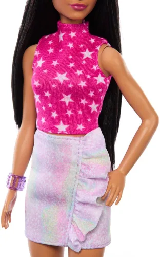 Vista 5 de Muñeca Barbie Fashionistas #215 con pelo liso negro, top estampado de estrellas rosas y falda iridiscente, juguete coleccionable del 65 aniversario