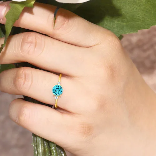 Vista 5 de Anillo solitario de compromiso de oro amarillo de 10 quilates con topacio azul suizo redondo de 0,93 quilates y zafiro blanco creado
