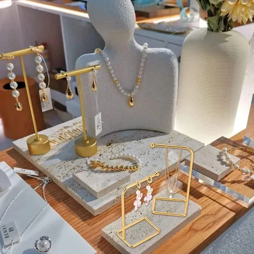 Vista 8 de FINGERINSPIRE 3 piezas de soporte de exhibición de aretes de metal en forma de L, soporte de exhibición de aretes colgantes dorados, estante