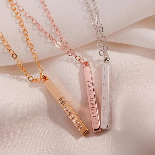Vista 5 de Petite Boutique Collar de barra de nombre de identificación vertical para hombre, colgante grabado personalizado, significativo y elegante chapado
