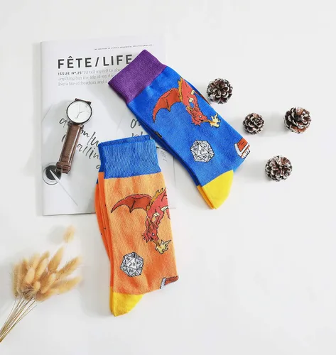 Vista 2 de 2 pares de calcetines divertidos de fantasía de Calabozos y Dragones para hombres, regalos DND, calcetines para hombre, regalos de dragón, mímica