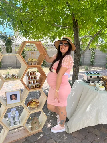 Vista 3 de Vestido midi de maternidad de manga larga con malla floral, vestido ajustado de maternidad para baby shower, sesión de fotos