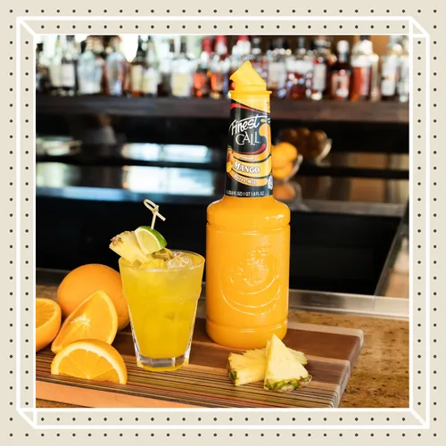 Vista 3 de Mezcla Finest Call para bebida, de puré de mango, de calidad superior, en una botella de 33.8 onzas líquidas Refreshing Tropical Flavor