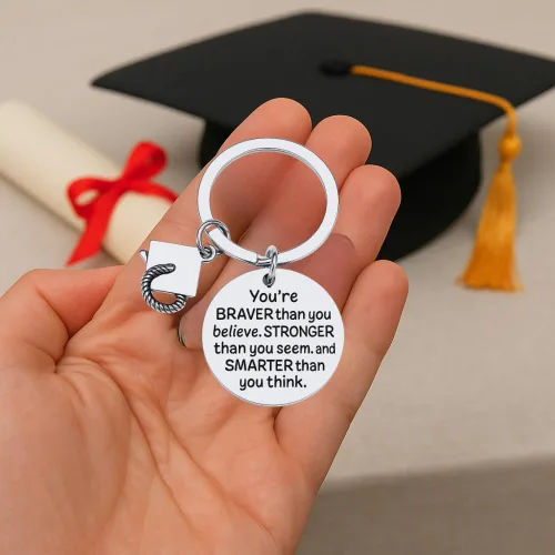 Vista 4 de Sportybella Llavero de graduación con frase "You're Braver Than You Believe" con dije de gorra de graduación, regalo inspirador para ella, él, hija