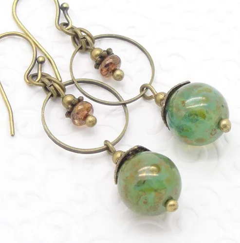 Vista 3 de Green Dangle Earrings in Bohemian Marbled Glass