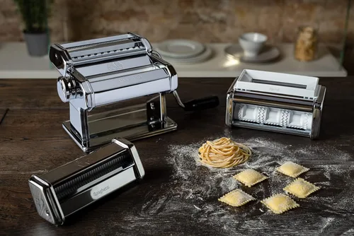 Vista 2 de MARCATO Hecho en Italia PASTASET Juego de regalo de máquina de pasta, acero cromado. Incluye máquina de pasta Atlas 150, ravioles y accesorios