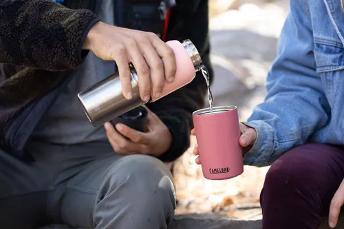Vista 13 de CamelBak MultiBev - Botella de agua con aislamiento de acero inoxidable y taza de viaje Rosa Terracota/Rosa Camelia